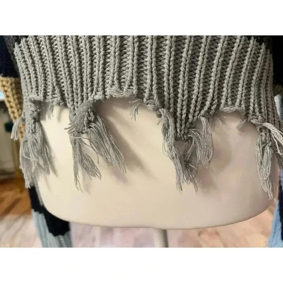 Leeli + Lou tattered oversized v neck sweater size medium - Picture 1 of 6